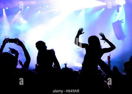 BARCELONA - 19 JUN: Menge Tanz in einem Konzert am Sonar Festival am 19. Juni 2015 in Barcelona, Spanien. Stockfoto