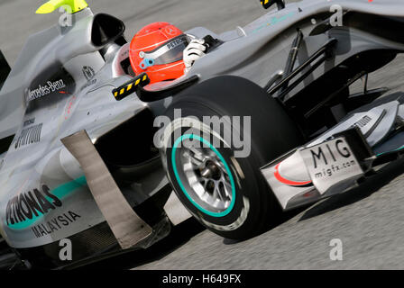 Motorsport, Michael Schumacher, GER, im Mercedes MGP W01 Rennwagen, Formel-1-Tests auf dem Circuit de Catalunya Rennen verfolgen Stockfoto