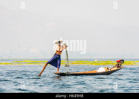 Lokale Fischer Bein Rudern auf Holzboot, Inle-See, Shan State in Myanmar Stockfoto