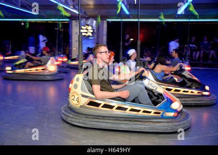 BARCELONA - 14 JUN: Menschen am Autoscooter am Sonar Festival am 14. Juni 2014 in Barcelona, Spanien. Stockfoto