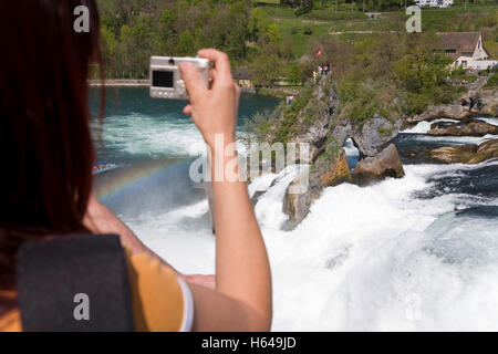 Frau Fotografieren an den Wasserfällen der Rheinfall in Schaffhausen, Rhein Fluß, Kanton Schaffhausen, Bodensee, Schweiz Stockfoto