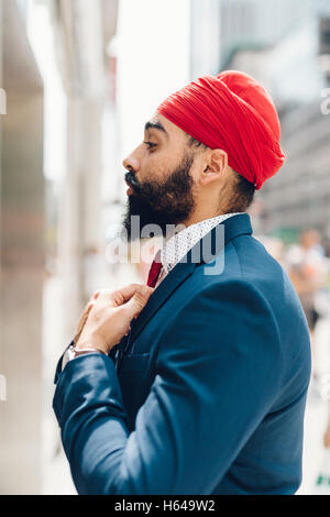 Indischer Geschäftsmann Bindung Krawatte auf der Straße Stockfoto