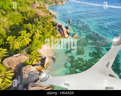 Drohne fliegen über tropische Strände auf den Seychellen Stockfoto