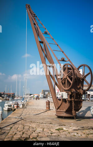 Noirmoutier, Frankreich - 17. März 2016: Noirmoutier Dockside Kran nach der Reparatur Stockfoto