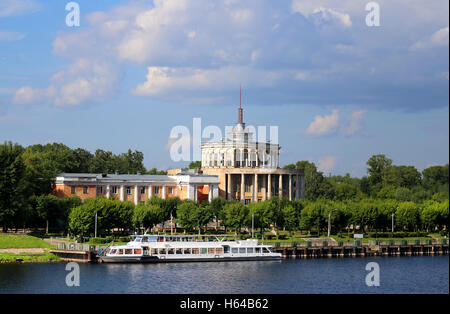 Meeresstation in Russland in der Stadt Tver mit dem Schiff auf der Wolga Stockfoto