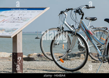 Noirmoutier, Frankreich - 17. März 2016: Fahrrad an Haltestelle am Meer auf einen touristischen Punkt während der Ferien auf der Insel Noirmouti Stockfoto