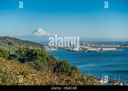 Mount Rainier erhebt sich über dem Port of Tacoma. Stockfoto