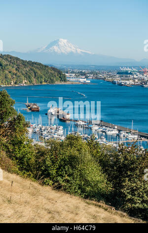 Mount Rainier erhebt sich über dem Port of Tacoma. Stockfoto