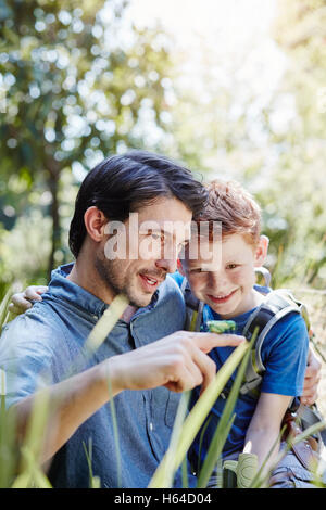 Vater mit Sohn einer Heuschrecke Stockfoto