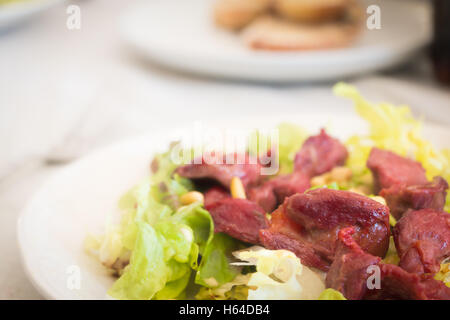 Keulen Teller mit Salat auf dem Tisch vorbereitet Stockfoto