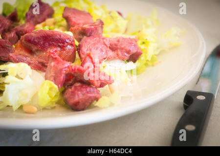 Keulen Teller mit Salat auf dem Tisch vorbereitet Stockfoto