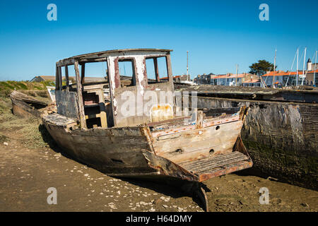 Rustikale Boote auf einem Schiff Friedhöfen auf Noirmoutier, Frankreich Stockfoto