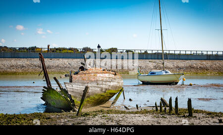 Rustikale Boote auf einem Schiff Friedhöfen auf Noirmoutier, Frankreich Stockfoto