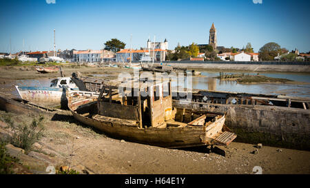 Rustikale Boote auf einem Schiff Friedhöfen auf Noirmoutier, Frankreich Stockfoto