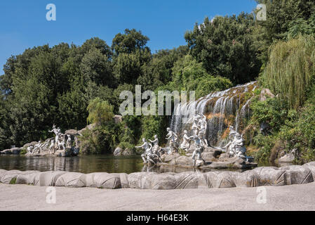 Diana und Actaeon Brunnen am Fuße der großen Kaskade im Garten der Königspalast von Caserta, Italien Stockfoto