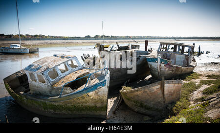 Noirmoutier, Frankreich - 28. April 2016: Rustikale Boote auf einem Schiff Friedhöfen auf Noirmoutier, Frankreich Stockfoto