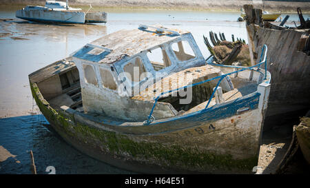 Rustikale Boote auf einem Schiff Friedhöfen auf Noirmoutier, Frankreich Stockfoto