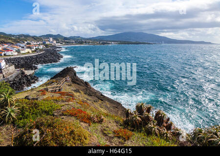 Wunderschöne Aussicht auf Stadt Ponta Delgada und Atlantik-Küste auf der Insel Sao Miguel, Azoren, Portugal Stockfoto