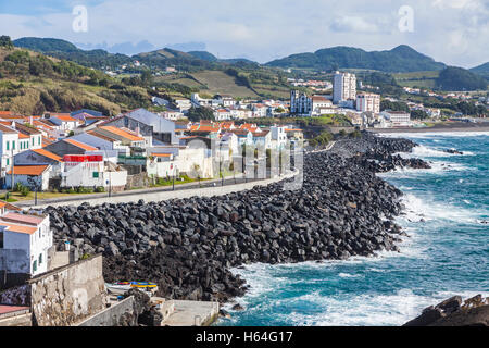 Wunderschöne Aussicht auf Stadt Ponta Delgada und Atlantik-Küste auf der Insel Sao Miguel, Azoren, Portugal Stockfoto