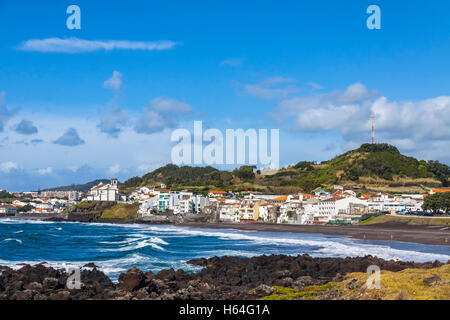 Wunderschöne Aussicht auf Stadt Ponta Delgada und Atlantik-Küste auf der Insel Sao Miguel, Azoren, Portugal Stockfoto