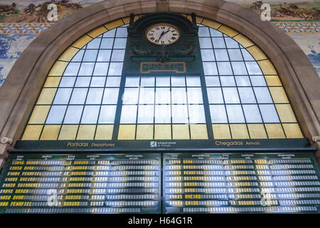 Anzeigentafel der Main Hall von Sao Bento Bahnhof in Porto, Portugal Stockfoto