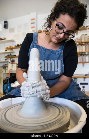 Frau, arbeitet mit einer Töpferscheibe in einem Keramik-workshop Stockfoto