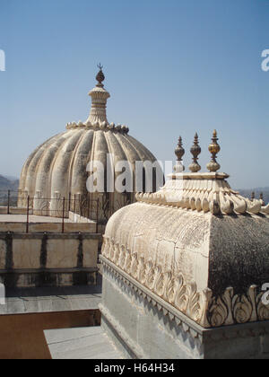 Verzierte Dächer als angesehen von Wand des Kumbhalgarh Fort, Indien Stockfoto