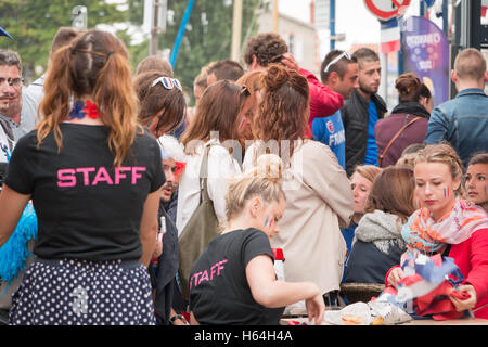 Saint Gilles Croix de Vie, Frankreich - 10. Juli 2016: auf einer Caféterrasse (KF du Port), die Öffentlichkeit bereitet sich auf das Finale zu besuchen Stockfoto