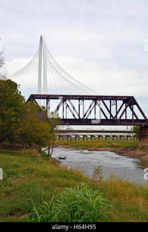 Stahlbinder Eisenbahn, Kabel Automobil- und konkrete Fußgängerbrücke bieten Zugang zur Innenstadt von Dallas über Trinity River. Stockfoto