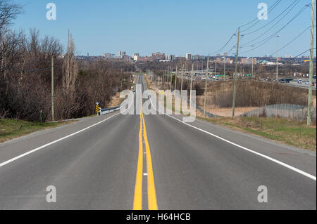 Geraden Weg in die Stadt Stockfoto