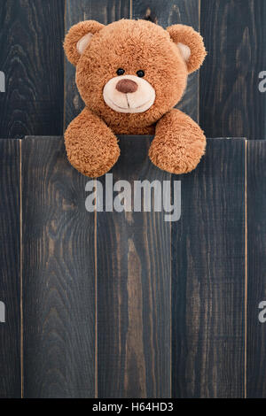 Niedlichen Teddy mit alten Holz-Hintergrund Stockfoto