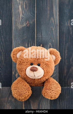 Niedlichen Teddy mit alten Holz-Hintergrund Stockfoto