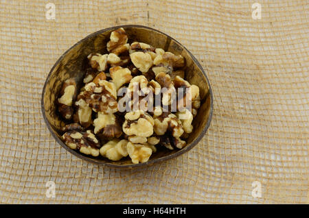 Geschälte Walnüsse in Nuss Snack Schale Stockfoto