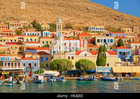 Chalki-Stadt auf der griechischen Insel Chalki abseits der nördlichen Küste von Rhodos in der Dodekanes Inselgruppe, Griechenland. Stockfoto