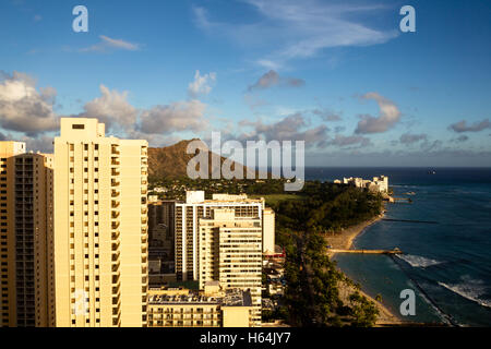 Blick auf Waikiki Beach in Richtung Diamond Head im Abendlicht in Honolulu, Oahu, Hawaii, USA. Stockfoto