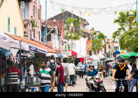 Straßenszene mit indischen Geschäften und Stall, Lebuh Pasar, Little India, Georgetown, Penang, Malaysia Stockfoto