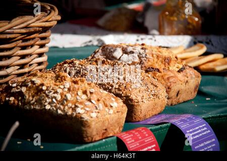 Multi-Korn Bio Brot Brote auf einem Markt Stockfoto