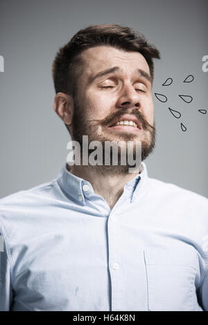 Der schreiende Mann mit Tränen im Gesicht closeup Stockfoto