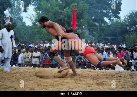 Raebareli, Indien. 23. Oktober 2016. Indische Ringer nehmen Sie Teil an einem traditionellen Ringkampf-Wettbewerb auf einer lokalen Messe, die jährlich in Raebareli. Bildnachweis: Prabhat Kumar Verma/Pazifik Pres/Alamy Live-Nachrichten Stockfoto