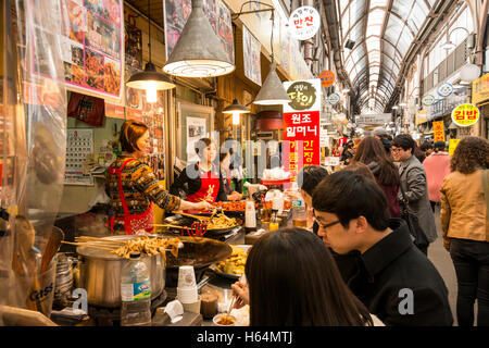 Reihe von Street Food Stände in Tongin Markt, Jongno-gu, Seoul, Korea Stockfoto