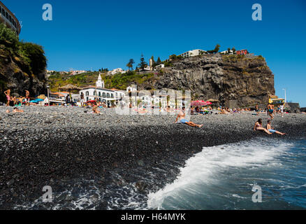 Der Strand von Ponta do Sol mit dem Enotel-Hotel auf der portugiesischen Insel Madeira Stockfoto