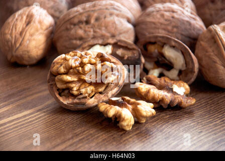 Walnüsse auf dem Holztisch. Stockfoto