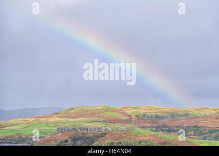 Regenbogen, nachdem der Regen auf die abgelegenen zerklüftete Landschaft von Heidekraut Hügel auf der Isle Of Skye in Schottland bedeckt Stockfoto