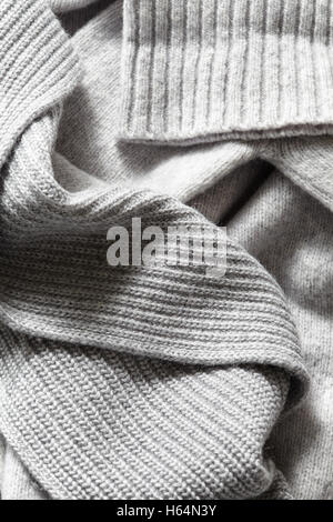 große Falten auf den warmen stricken grauen Schal. Textil-Hintergrund Stockfoto