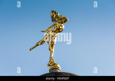 Charles Wheelers Ariel-Statue auf der Oberseite der Bank of England in der City of London, London, England, Großbritannien Stockfoto