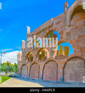 Gedenkstätte mit mittelalterlichen Khachkars neben Kirche der Heiligen Erzengel, befindet sich im Komplex der Mutter sehen, der Heilige Etchmiadzin Stockfoto