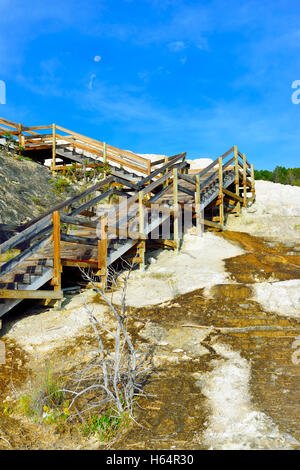 Holzsteg und ein Mond am Himmel in Minerva Terrace, Mammoth Hot Springs Gebiet des Yellowstone-Nationalpark, Wyoming Stockfoto