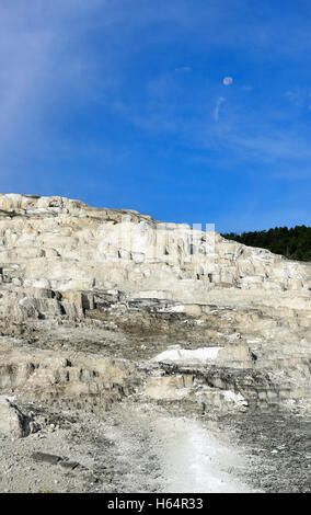 Blick auf den Mond in den Morgenhimmel in Minerva Terrace, Mammoth Hot Springs Gebiet des Yellowstone-Nationalpark, Wyoming Stockfoto