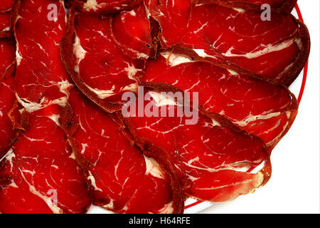 Pastirami / Pastourmás / Pastrama / Scheiben getrocknete Rindfleisch beschichtet Gewürze auf weiße Ware Stockfoto