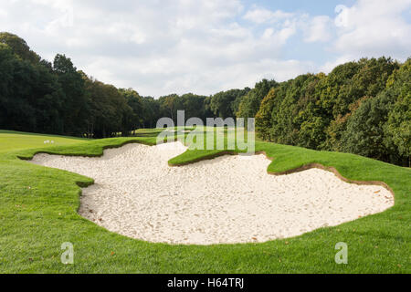 Golf Fairway und Bunkern auf der Wentworth Golf Club & Kurort, Virginia Water, Surrey, England, Vereinigtes Königreich Stockfoto